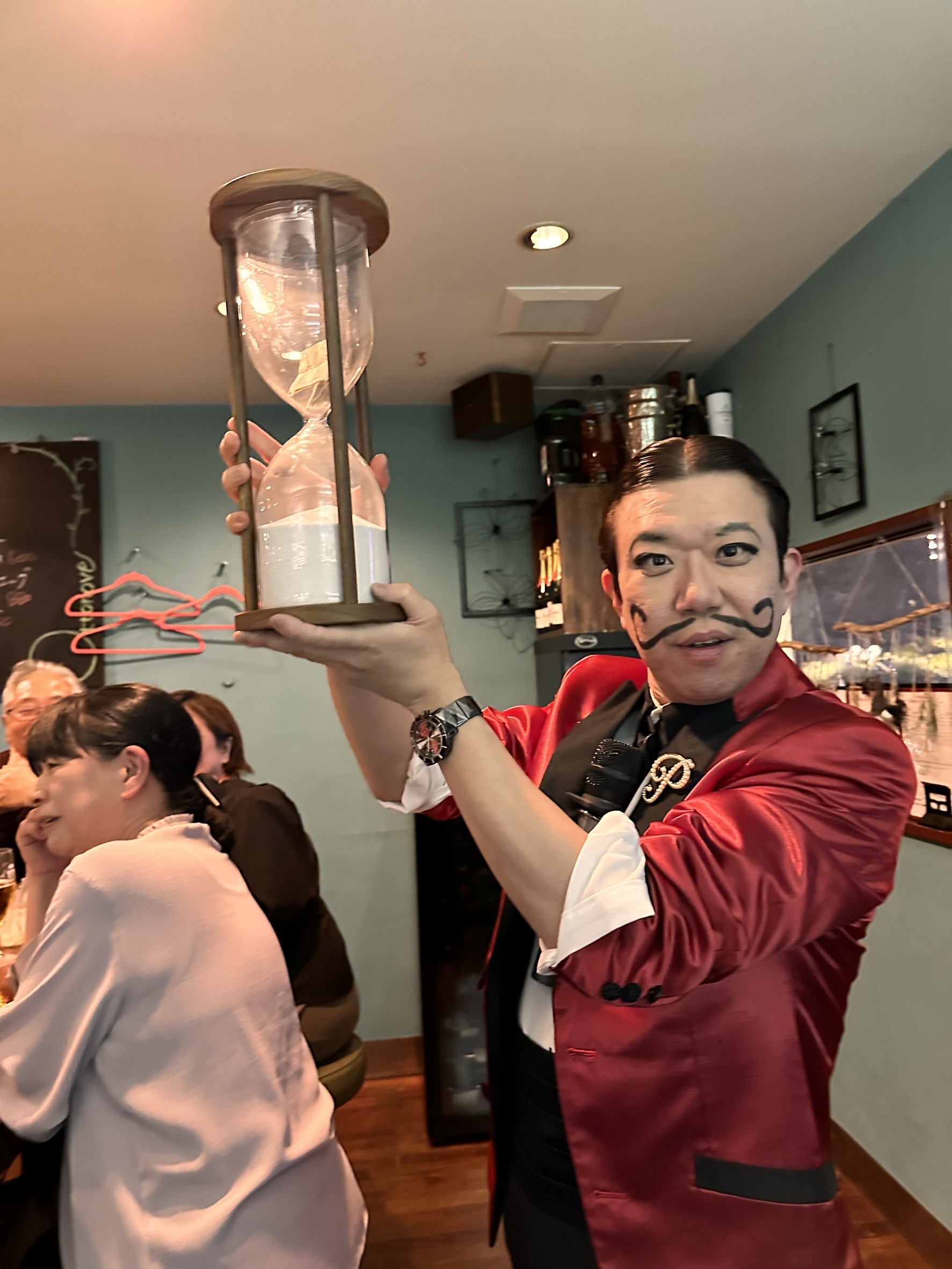 大きな砂時計に何かが入って。。